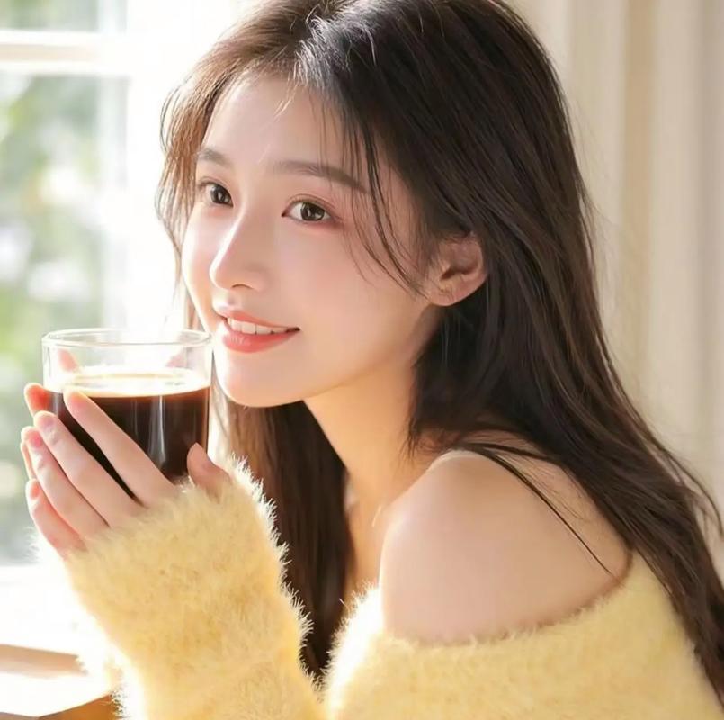 武汉渡江节：两千余名中外“泳士”搏浪长江